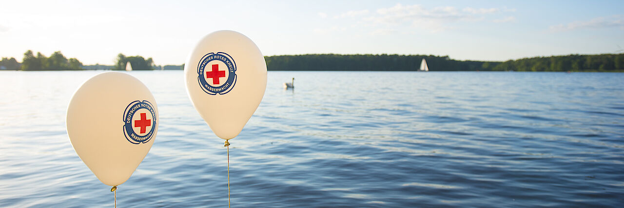 Serie Imagebilder Wasserwacht 2020 See mit Ballons der Wasserwacht