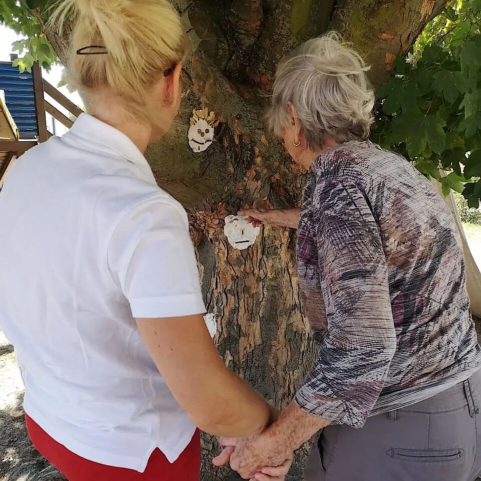 Tagespflege Handhalten Pflegekraft hält Hand mit Klientin
